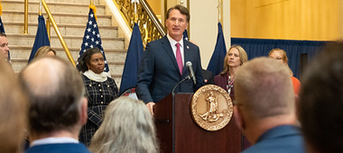 ገዥው መድረክ ላይ ህዝቡን ሲያነጋግር