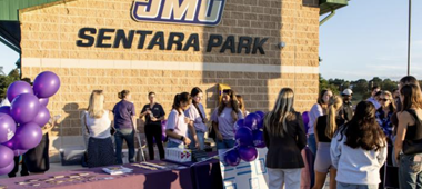 dnronline.com - የJMU ተማሪዎች ቅድመ-ጨዋታ የግንዛቤ ማስጨበጫ ትምህርት ይሰጣሉ።