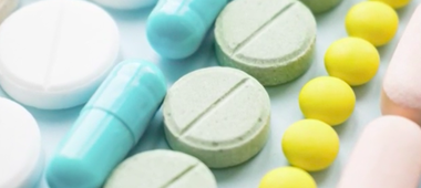 የተሰለፉ የተለያዩ ክኒኖች ምስል