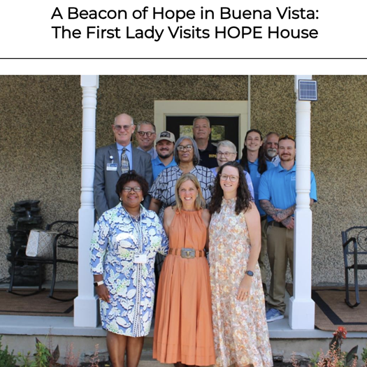 ቀዳማዊት እመቤት ከቡድን ጋር ከHOPE House ፊት ለፊት ቆመዋል