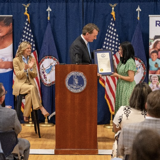 ገዥው መድረክ ላይ ሽልማት አበረከተ