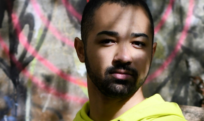 ቢጫ ሆዲ የለበሰ ወጣት ፊት