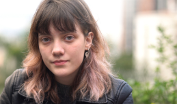 ቡናማ ጸጉር ያላት ወጣት ሴት ፊት